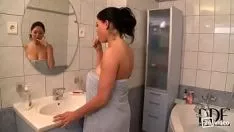 播放 大奶子的大小姐在淋浴时被搞砸了