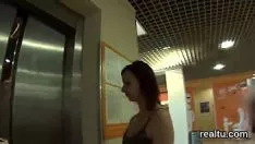 Odtwórz Piękna czechosłowacka młodzież jest zapraszana na promenadę i uprawiana w pov