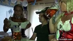 Afspelen Moeder en tante geven jonge jongen zijn nummer 1 neukbeurt