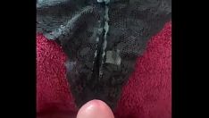 Abspielen Cumming in schwarzen Step-Ins