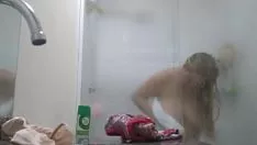 Odtwórz Blond napalone bbw zbiera prysznic w dół