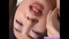 Abspielen Baby Moemi Takagi stöhnt heftig, als sie ein sich bewegendes Spielzeug in ihre Fotze bekommt