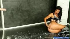 تشغيل Jizz التي تداعب اليورو الإبهام مهبلها السريع