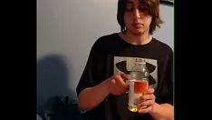Putar Kencing di botol susu dan meminumnya