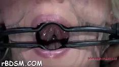 चलाएँ रोमांचक पसंदीदा टेलीविजन कैमरे के सामने बैठा है