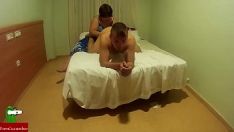 Играть Она засовывает большие пальцы в свою задницу и так сосет ее, пока она не бежит кри199