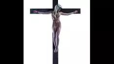 Reproduzir Mulher salvadora crucificada som albanês sem ajuda