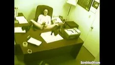 Играть Secretair дрочит и мастурбирует кошечку у власти