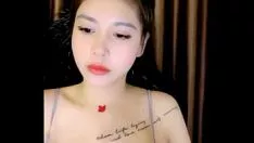 Jouer Perfection mie est une demoiselle joyeuse qui fait trébucher les orteils fantastiques légers et inaugure ses grands fronts agréables