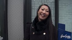 Reproduzir Sharon Lee, vietnamita com chifres, ferros param e balançam na bunda dela