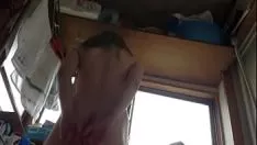 Odtwórz Podglądacz przy farszu, gdzie panna jest prawie na kąpiel.