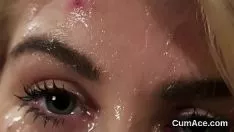 Afspelen Dwaze simulatie krijgt cumstroke op haar voorkant terwijl ze de hele shoot opslokt
