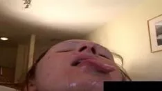 播放 这些长着角的金发女郎正在喝着水上运动的葡萄酒，对着每一种不寻常的东西撒尿