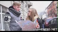 Jouer Le garçon se desserre et donne un coup de fouet