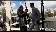 تشغيل تمتص بائعة الهوى وتحصل على twat الصلع يهزم ويهزم