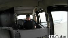 Afspelen De blonde rijder onthulde achterin om te gaan zitten om te lossen