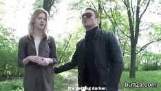 播放 令人愉快的小花痴得到她的专业阴道和小肛门戳