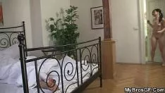 Abspielen Sein Gummischuh stößt eine betrügerische Miezekatze an