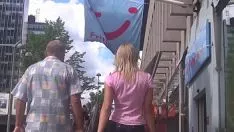 播放 Sshoetreet 未经研究的热金发女郎穿着黑色横穿 dex 光滑快速紧身裤