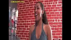 Reproduzir Bebê enegrecido se preparando para sugar homens branqueados