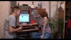 تشغيل تنورة منتشرة خارج الساقين الحنين