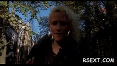Abspielen Glücklicher Kerl wird von einem Amsterdamer Ficker schwer in seinen Gummischuh gesaugt