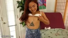 播放 Elle voneva river 刺激她的纽扣，直到她湿透了
