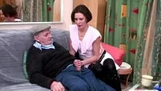 Jouer Papy voyeur cornu baise houri en triade