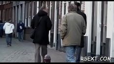 Abspielen Hotg Cocotte wird abgeworfen, um ihren unrealistischen Verschwendungsjob zur Schau zu stellen