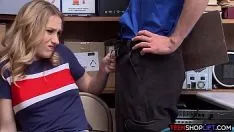 Abspielen Junge blonde Diebe arbeitet mit dem Schiffsoffizier