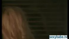 Oynat Tatlı sarışın onun pürüzsüz traşlı kitty-cat cum almak