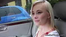 Abspielen Jugendlicher Anhalter von Fucworld-Beater unbekannt in seinem Auto