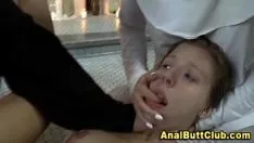 Riproduci Dildo che maneggia una suora fetida