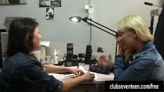 Oynat Senin için oturan sarışın ergen lidsey
