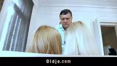 Oynat Şişman yaşlı oğlan boynuz çerçeveli ve iki sarışın ergen tarafından emildi