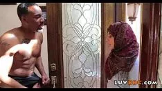 Putar Nona muslim yang tidak berpengalaman menjalani blackcock padat 117 81