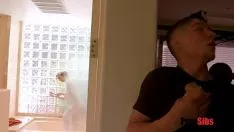 Afspelen Broer neukt zus onder de douche later op haar 19e verjaardag