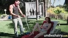 تشغيل قطة ذات شعر ناعم ترتدي ملابس داخلية مكففة 26