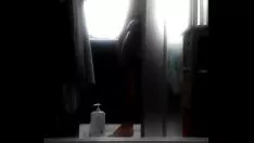 Abspielen Junge Abnutzung in der Dusche unten