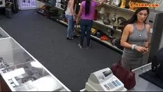 Oynat Neşeli bebek viyolonselini çalıyor ve slam dansı yapıyor