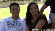 Jouer Voir votre femme mariée battre un grand inconnu sashayed