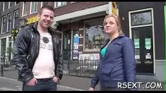 Abspielen Dünnes Baby bekommt ihren schönen glattrasierten Verschütteten die Bohnen aufgeregt besiegt