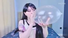 Abspielen Die perverse Teenagerin Tifa Lockhart liebt es, Kaugummi, Kondome und Luftballons zu blasen, um einen riesigen Orgasmus zu bekommen