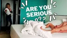 播放 迪克闪光。当酒店女服务员在房间清洁服务中看到我自慰时，她很震惊，但决定帮助我射精