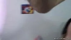 播放 纹身屁股乌木在网络摄像头上骑着白色鸡巴