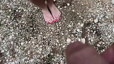 Odtwórz Sikał mi na stopy i tyłek na plaży. uwielbiam czuć ten gorący deszcz
