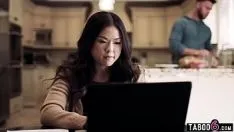Abspielen Die asiatische teenagerin lulu chu hörte, wie die schlanke milf vic ihren mitbewohner seth gamble fickte