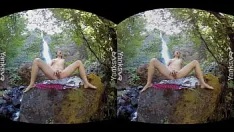 播放 美国佬纹身的卡利奥佩在瀑布边擦掉了一个
