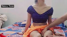 再生 インドの若い18歳のエッチな処女少年が巨乳の先生にセックスの章を教えてポルノスターのようにセックスするように頼む