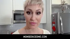 播放 Momseducedme - 继子在厨房柜台上操她的继母 ryan keely，并制作了一段热门色情视频